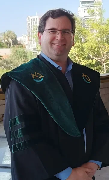 מסמכי מכרז ציבורי מוערים על שולחן עבודה כהה